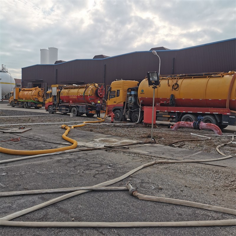 南林乡污水池清理