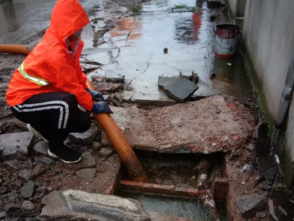 南林乡专业清理污水池 炜誉市政以规范流程守护城市 “肠道”